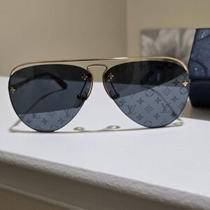 AUTHENTIC! Louis Vuitton Aviator Grease Monogrammed Gold Framed Sunglasses